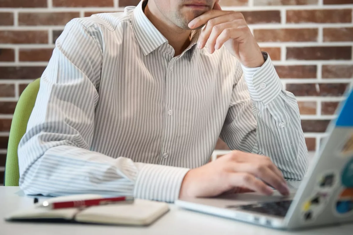 Cum construiești o garderobă actuală fără să devină obositoare